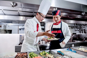 索迪斯世界级的餐饮管理与服务，专业厨师保障顾客饮食健康。