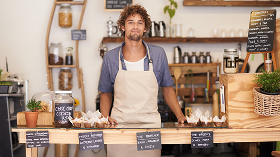 Młody barista za kontuarem