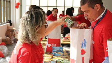 Bénévole Stop Hunger distribuant de la nourriture